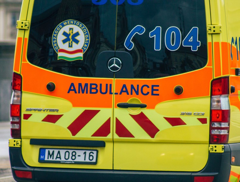 Börtön férfi betondarab dobott mentőautó