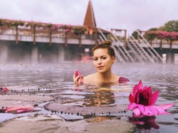 A tó egyik legfőbb különlegessége, hogy a föld mélyéből előtörő gyógyvíz-forrás táplálja, melyet egy a tó felett gyakran látható páraréteg nem is enged kihűlni, így télen-nyáron meleg vizet találhattok ott.