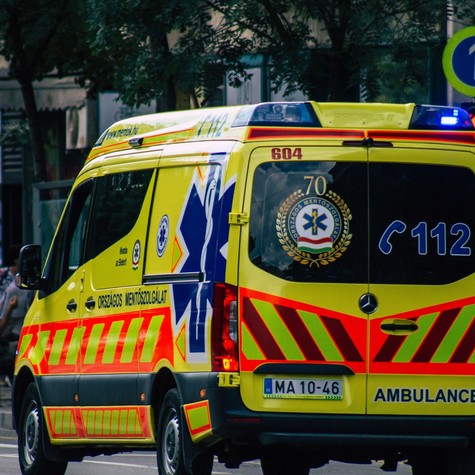 Szirénázó mentő ütött el egy figyelmetlen gyalogost – megrázó videót tett közzé a rendőrség  című cikk nyitóképe