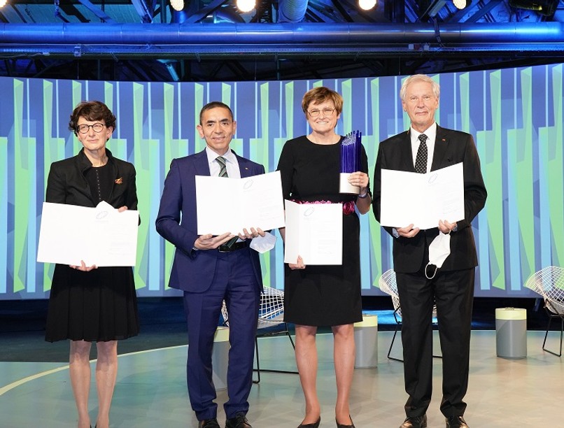 Özlem Türeci, Uğur Şahin, Karikó Katalin, Christoph Huber a „Német Jövő Díj” átadó ünnepségen