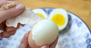 Viszlát, rátapadt tojáshéj: tegyen pár cseppet ebből a főzővízbe, és a héj szinte magától lecsúszik a tojásról
