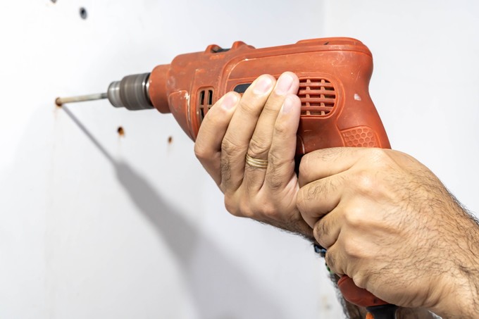 A mentők mentették meg a barátságot, miután egy férfi átfúrta régi cimborája tenyerét című cikk nyitóképe