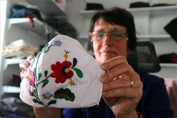 Matyó mintás maszkokat varrnak Tardon