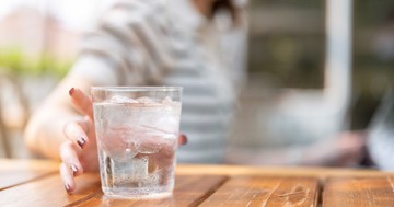 Tényleg lassítja a hideg víz az emésztést? A gasztroenterológus elmondja
