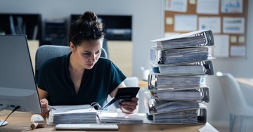 Túl sokat dolgozik? Testi és lelki betegségekhez is vezethet a túlterheltség