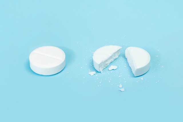 Zseniális konyhai trükk: így felezhetők el a tabletták pillanatok alatt – kés nélkül, egyetlen kanállal!