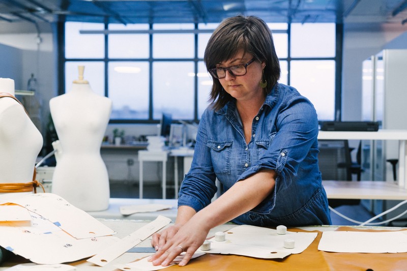 Koronavírus: Orvosi ruhákat kezdett gyártani a luxusmárka