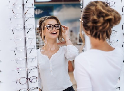 Szemüvegen át: hogyan befolyásolja az első benyomást a megjelenésünk? című cikk nyitóképe