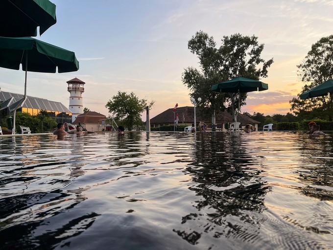 Fürdőzés távol a város zajától: mi minden vár Gyopárosfürdőn? című cikk nyitóképe