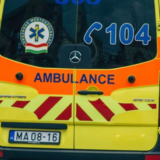 Nem adta át a nő a telefont a betegnek, mikor a mentősökkel beszélt, mert koszos volt a keze című cikk nyitóképe