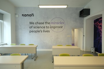 A Sanofi nem csak gyakorlati lehetőségeket kínál, a hallgatóknak szakdolgozatok írásához is segítséget nyújt cégbeli mentorok bevonásával. 