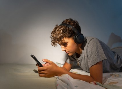 Kamasz fiam kitalálta, hogy korán lefekszik és hajnal 3-kor kel, lehet ebből baja? Az orvos válaszol című cikk nyitóképe