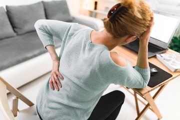 Lábdagadás, derékfájás, vizelési problémák is jelezhetik a méhnyakrákot