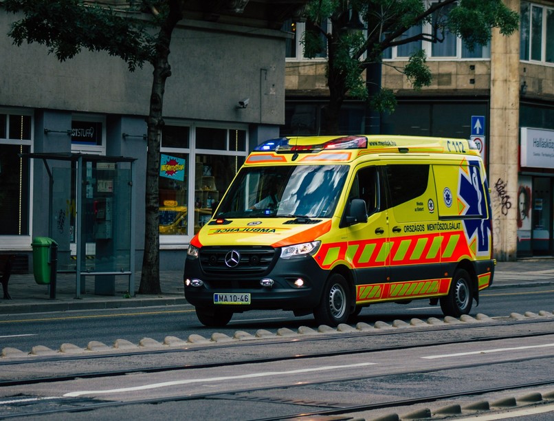 mentő, ügyészség, védettségi igazolvány, covid