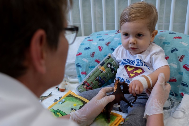 Remény az SMA-betegeknek: elérhető lesz a méregdrága gyógyszer