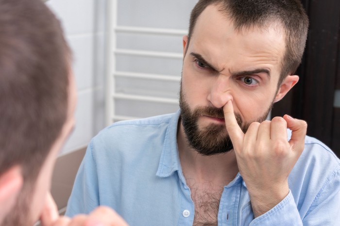 Orrpiszkálás és Alzheimer-kór: meglepő összefüggést találtak a kutatók