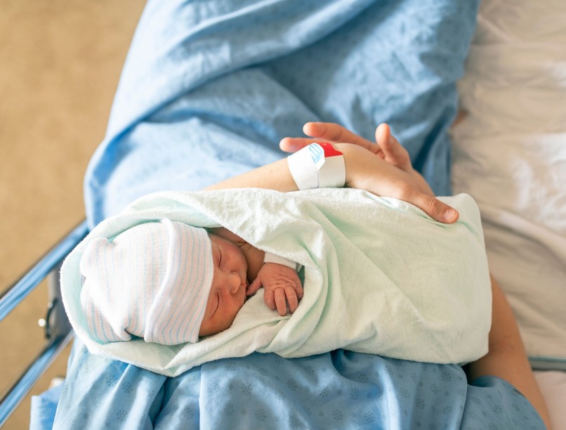 telefon férfi szülés levezetés mentő OMSZ hírek