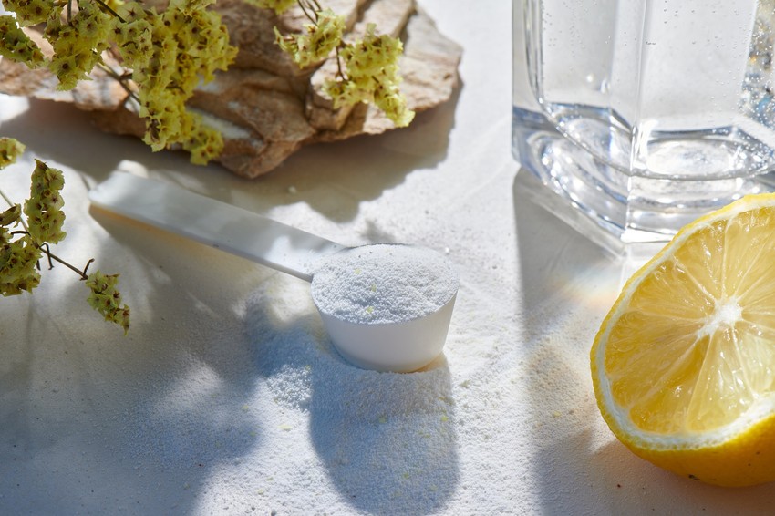 A C-vitamin, más néven aszkorbinsav, egy szerves vegyület, amelyet ki lehet nyerni C-vitaminban dús növényi forrásokból, például acerolából vagy csipkebogyóból, illetve elő lehet állítani szintetikusan.