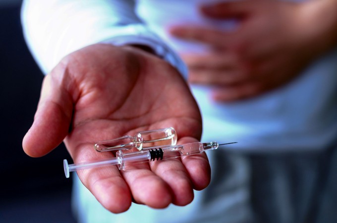 Érdi garázsban „kezelték” a daganatos betegeket – illegális szerekkel csapták be a reménykedőket című cikk nyitóképe