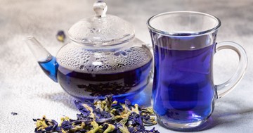  Kék elixír stressz, fáradtság és memóriagondok ellen – mit tud valójában a pillangóborsó tea? 