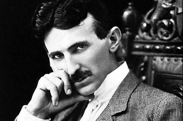 Nikola Tesla szerb-amerikai fizikus, feltaláló, villamosmérnök, gépészmérnök, filozófus. Életében 146 szabadalmat jegyeztek be a neve alatt.