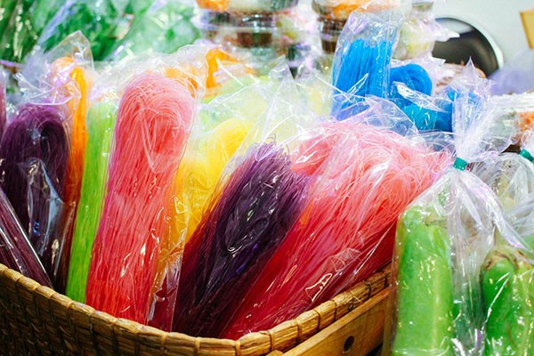 Az ételszinezékeket az E 100-181 közötti számok jelzik