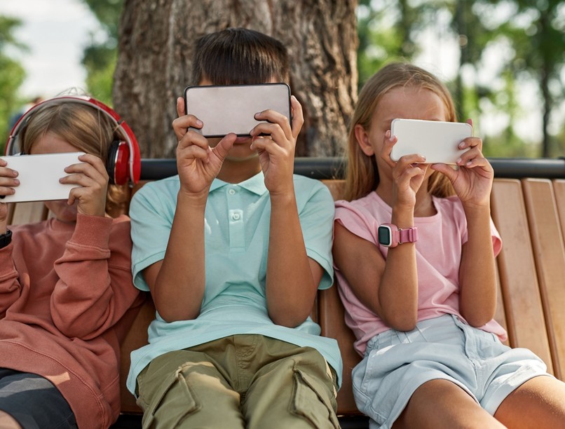 közösségi média veszély védekezés fiatal hírek NMHH