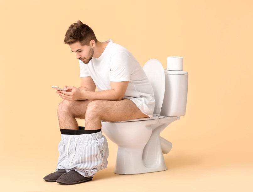 férfi pisil vizel ülve állva