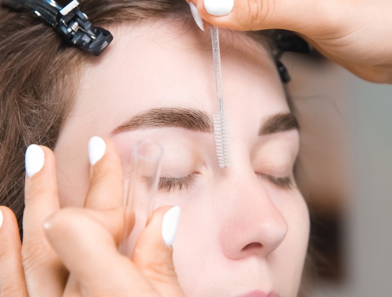 rövid szemöldök sárga köröm pajzsmirigy