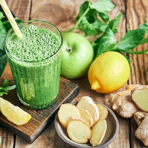 Alma, spenót és gyömbér alapú revitalizáló koktél: egyetlen turmix, amely valóban képes felfrissíteni a szervezetet című cikk nyitóképe