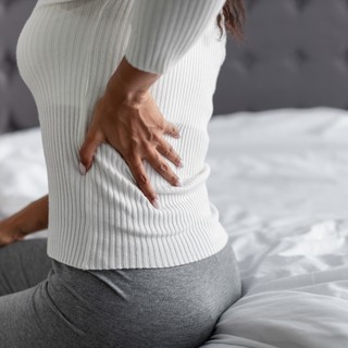 Miért ébredünk reggel fájó derékkal akkor is, ha nem végzünk megerőltető munkát? című cikk nyitóképe