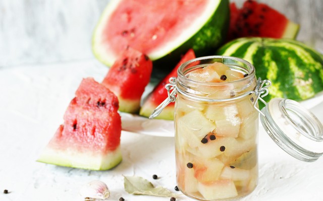 Ez a savanyúság tapasztalt háziasszonyként is meglepheti – ezért hódít ennyire a pácolt görögdinnyehéj