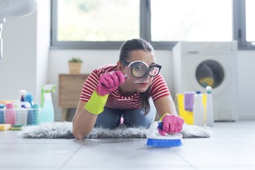 Mit jelent, ha valaki folyton takarít otthon? A pszihológia szerint vékony a határ a lelki megnyugvás és a kényszeresség között