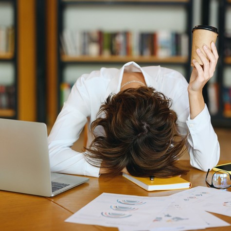 Egy álmatlan éjszaka ára – órá­ról órára, hogyan próbálja meg életben tartani a teste című cikk nyitóképe