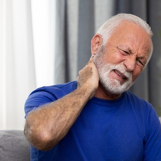 Nyakmerevség és elhúzódó nyakfájás: ezekben az esetekben gyorsan keressen orvost! című cikk nyitóképe