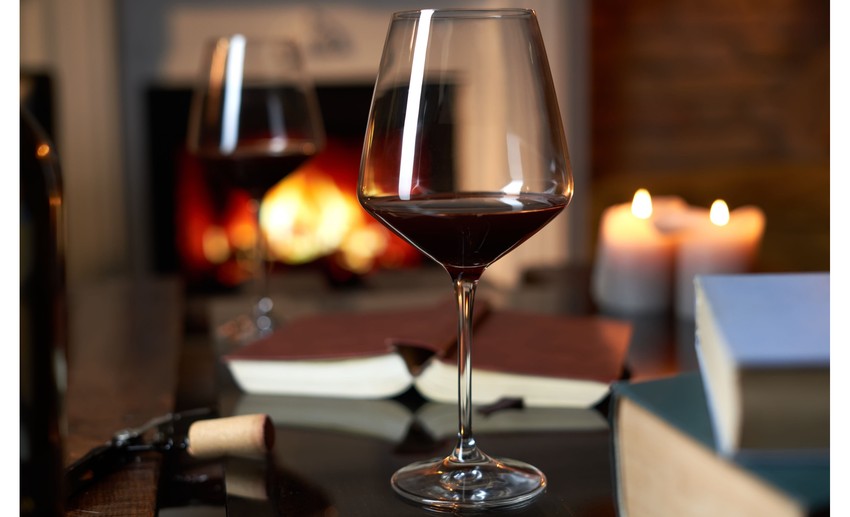 Hevesen ver, kalapál, ketyeg, megdobban, felpörög vagy épp nyugodtan működik. A szívünk, amely reagál az érzéseinkre és épp olyan tempóban dolgozik, amire a testünknek szüksége van. Nélküle egy percig sem tudnánk létezni, ám mi mégsem bánunk vele méltóképp. Túlhajszoljuk magunkat, dohányzunk, egészségtelenül táplálkozunk, és ennek ellenére természetesnek tekintjük, hogy minden pillanatban tökéletesen működik. Vajon meddig tehetjük mindezt probléma nélkül?