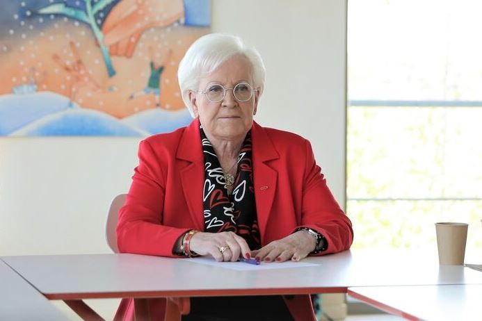 Michéle Boiron, nyugalmazott gyógyszerész, ma világszerte előadásokat, workshopokat tart