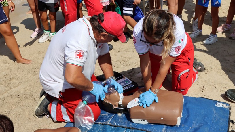 balaton strand vöröskereszt elsősegélynyújtók