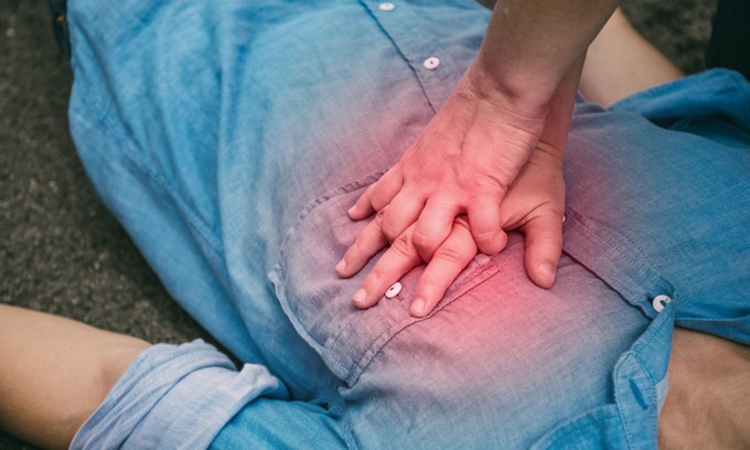 Rosszul lett a lépcsőházban, a szomszédjai élesztették újra a férfit című cikk nyitóképe