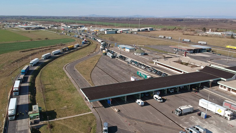 20 kilométeres sor tornyosul Hegyeshalomnál