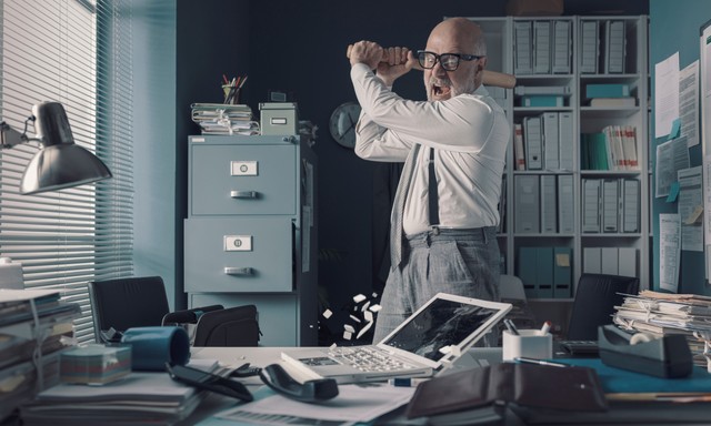 A kiégés szélén: így keserítheti meg egy cég az irodai dolgozók életét