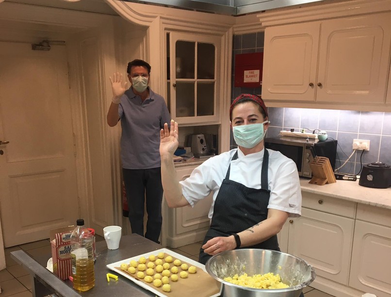 A brit nagykövetség konyháján ebédet főznek a Szent László Kórház dolgozóinak. / Kép: Egyesült Királyság magyarországi nagykövetsége Facebook 