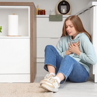 Szorong, gyomorgörcse van, ha emberek közé kell mennie? Ezek a szociális szorongás tünetei című cikk nyitóképe