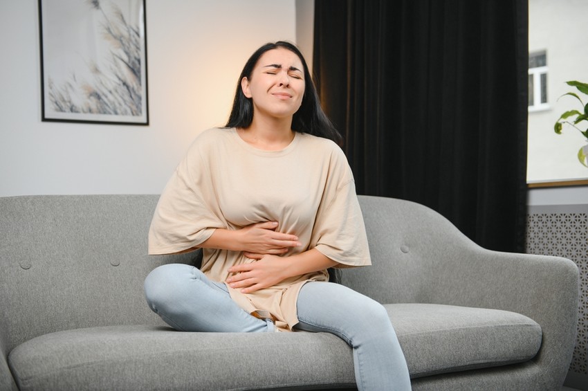 Kellemetlen hasi tünetekkel, fájdalommal, puffadással, székletürítési zavarokkal, teltségérzéssel jár a betegség.