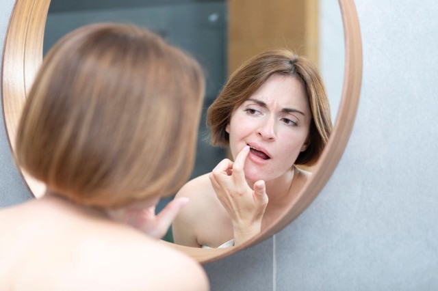 A fogorvos figyelmeztet: ezek a szájban megjelenő tünetek a vastagbélrák kockázatára utalhatnak