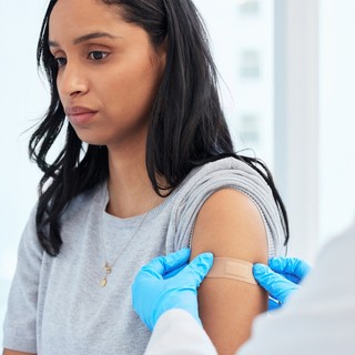 Ezért hajlamosabbak a nők az influenza oltás utáni mellékhatásokra című cikk nyitóképe