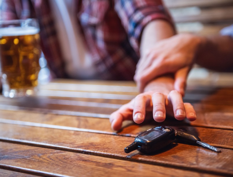 színes alkohol után mikor lehet vezetni