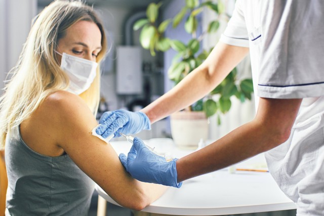 Pfizer, Moderna: vizsgálódik az EU a covid oltások menstruációra gyakorolt hatása miatt