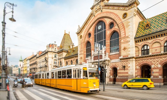 Csapatmunka: sikeres újraélesztés a villamos megállóban