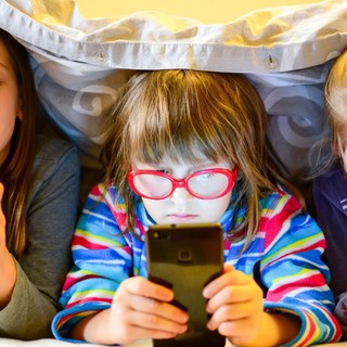 Sokat telefonozik a gyerek? Nem úgy hat a képernyő a gyerekek agyára, ahogy eddig hittük! című cikk nyitóképe